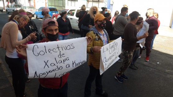 Integrantes de la comunidad LGBTTTI en Xalapa se manifestaron con un bloqueo en la calle Úrsulo Galván, para exigir les sea entregado el cuerpo de Karina López, persona trans quien falleciera por asfixia, pues a 5 días de su deceso sigue sin ser entregado.