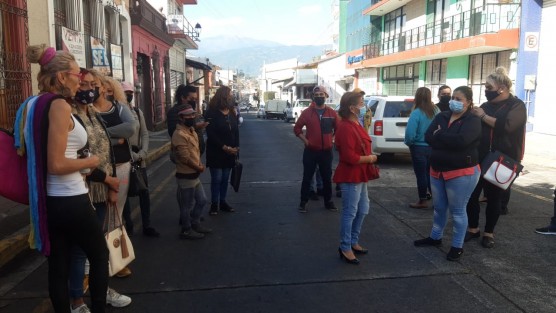 Integrantes de la comunidad LGBTTTI en Xalapa se manifestaron con un bloqueo en la calle Úrsulo Galván, para exigir les sea entregado el cuerpo de Karina López, persona trans quien falleciera por asfixia, pues a 5 días de su deceso sigue sin ser entregado.