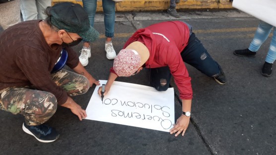 Los manifestantes expresaron que las autoridades les indican que l cuerpo sólo pude ser entregado  a un familiar, sin embargo ellos argumentan que desde su llegada hace 12 años desde Chiapas, nunca habló de su familia; por ello temen que su amiga sea enviada a la fosa común,