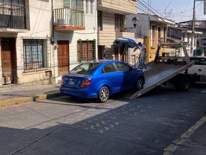 M?s de 20 veh?culos son retirados por gr?as de la calle Bremont, en el centro de Xalapa. A decir de los vecinos, los mismos son aparcados en lugares donde no est? permitido estacionarse. 