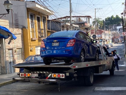 M?s de 20 veh?culos son retirados por gr?as de la calle Bremont, en el centro de Xalapa. A decir de los vecinos, los mismos son aparcados en lugares donde no est? permitido estacionarse. 