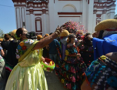  Los Parachicos en la fiesta tradicional de enero es catalogada como Patrimonio Inmaterial de la Humanidad; durante la tradicional Fiesta Grande de Chiapa de Corzo que tiene lugar del 8 al 23 de enero de cada año la música, la danza, la artesanía, la gastronomía y las ceremonias religiosas foman parte de esta festividad en honor a San Sebastián Mártir,  patrón de los parachicos.

