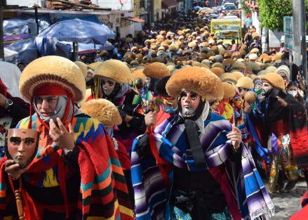 Los danzantes recorren toda la localidad llevando las imágenes santas y visitando diversos lugares de culto y ejecutando en conjunto su tradicional baile.