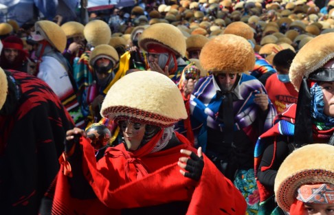 Los danzantes recorren toda la localidad llevando las imágenes santas y visitando diversos lugares de culto y ejecutando en conjunto su tradicional baile.