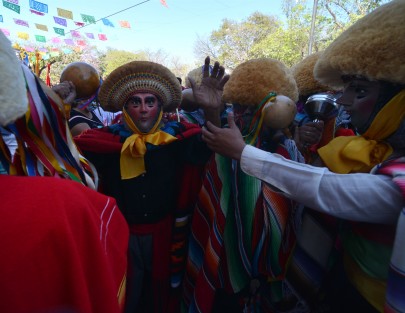  Las danzas comienzan por la mañana y finalizan de noche niños, jóvenes, ancianos  y familias completas disfrutan de esta tradición.