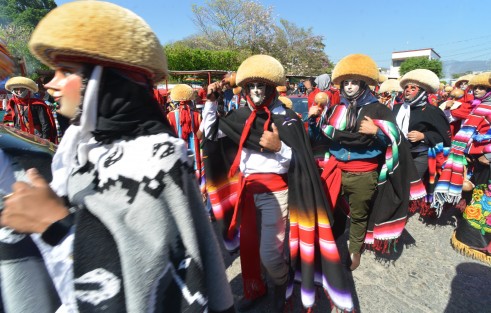  Las danzas comienzan por la mañana y finalizan de noche niños, jóvenes, ancianos  y familias completas disfrutan de esta tradición.