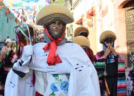 Con máscaras de madera esculpidas, tocados con monteras y vestidos con sarapes, chales bordados y cintas de colores, los bailarines van tocando unas sonajas de hojalata llamadas chinchines. Los dirige un patrón portador de una máscara de expresión severa, una guitarra y un látigo, que toca la flauta acompañado por uno o dos tamborileros.