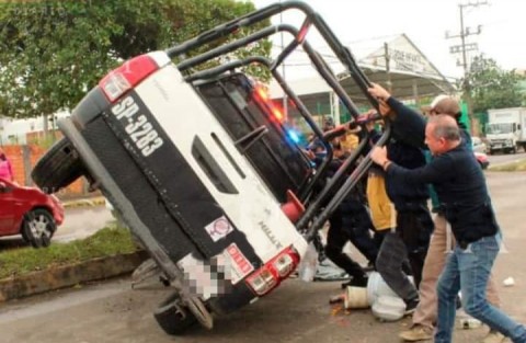 Una falla mecánica provocó que una patrulla se impactara contra un árbol, para finalmente volcarse cuando circulaban sobre la Avenida Papantla del Fraccionamiento Los Mangos Número 2. Afortunadamente en el incidente no hubo lesionados.