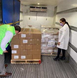 A través de redes sociales el Gobernador de Veracruz dio cuenta de la llegada de 900 mil dosis de vacuna para aplicaciones de refuerzo. Invitó a acudir a recibir la correspondiente y así ayudar que la cuarta ola nos tome en mejores condiciones. 