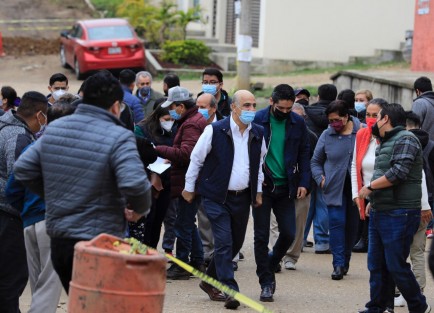Como parte de su gira de trabajo, este sábado el alcalde Ricardo Ahued Bardahuil, realizó un recorrido de supervisión en la calle Francisco Villa, de la colonia Moctezuma, donde se realiza la pavimentación con concreto hidráulico.