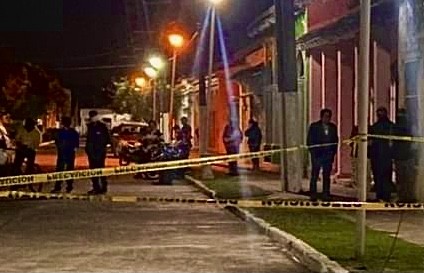  Un hombre que caminaba en las céntricas calles del pueblo mágico tlacotalpeño fue consumido por las llamas al pisar cables de alta tensión que estaban tirados en el pavimento; pese a decenas de curiosos nada se pudo hacer ante el temor de correr con la misma suerte.