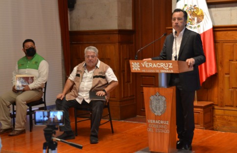 El gobernador Cuitláhuac García Jiménez encabezó conferencia de prensa en la que dio a conocer que está semana las jornadas de vacunación serán para los adultos de 40 a 50 años, le acompañaron el delegado del Bienestar, Manuel Huerta y el procurador del Medio Ambiente