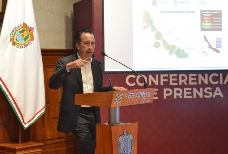 El gobernador Cuitláhuac García Jiménez encabezó conferencia de prensa en la que dio a conocer que está semana las jornadas de vacunación serán para los adultos de 40 a 50 años, le acompañaron el delegado del Bienestar, Manuel Huerta y el procurador del Medio Ambiente