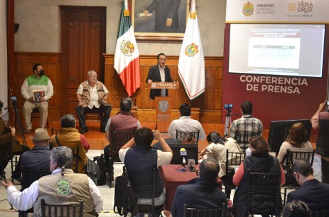 El gobernador Cuitláhuac García Jiménez encabezó conferencia de prensa en la que dio a conocer que está semana las jornadas de vacunación serán para los adultos de 40 a 50 años, le acompañaron el delegado del Bienestar, Manuel Huerta y el procurador del Medio Ambiente. 