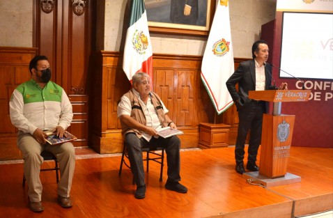 El gobernador Cuitláhuac García Jiménez dijo que aunque Veracruz se mantiene en semáforo epidemiológico en color verde ante la cuarta ola de la pandemia por COVID-19, los contagios aumentan, pues 7 municipios se encuentran en naranja y 61 en amarillo. 