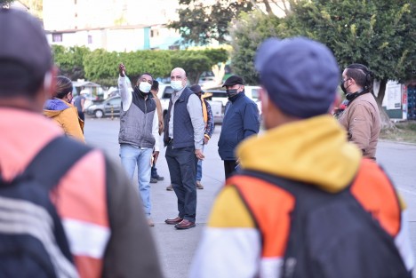 Reparación de escalinatas, barandales, drenajes y la limpieza de áreas verdes fueron algunas de las peticiones que vecinas y vecinos de la Unidad Habitacional Xalapa 2000 realizaron esta mañana al presidente municipal Ricardo Ahued Bardahuil.