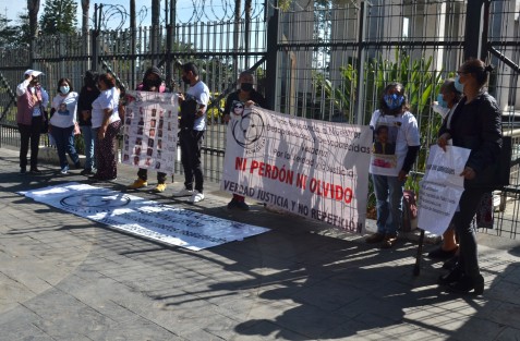 Algunos colectivos  de búsqueda de personas se manifestaron previo a la comparecencia de la Fiscal; acusan que debido a la pandemia se han limitado las búsquedas.
