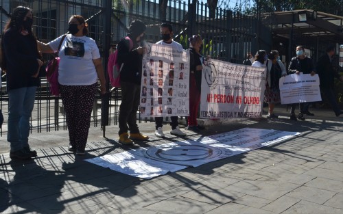Algunos colectivos  de búsqueda de personas se manifestaron previo a la comparecencia de la Fiscal; acusan que debido a la pandemia se han limitado las búsquedas.