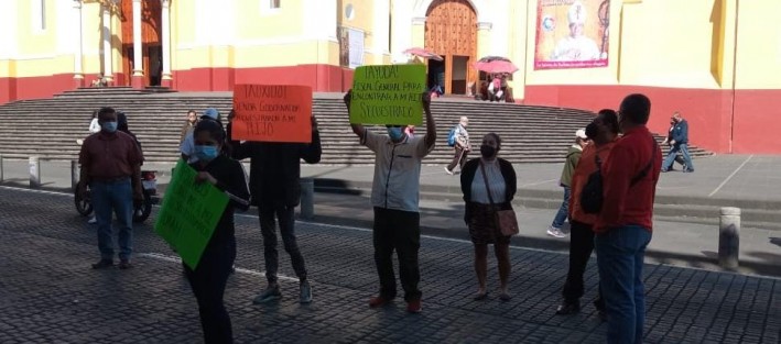 Un grupo de personas se manifestó frente a Palacio de Gobierno para pedir ayuda para recuperar a un niño  de  5 años, en el municipio de Emiliano Zapata, sustraído por su padre. La madre pide le sea devuelto, en otro caso de disputa de custodia por separación de padres. 