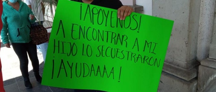 Un grupo de personas se manifestó frente a Palacio de Gobierno para pedir ayuda para recuperar a un niño  de  5 años, en el municipio de Emiliano Zapata, sustraído por su padre. La madre pide le sea devuelto, en otro caso de disputa de custodia por separación de padres. 