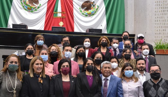 Con un ambiente completamente familiar y de camaradería culminó  la comparecencia de la Fiscal del Estado Verónica Hernández Giadans que duró más de 6 horas, al final diputados, familiares, y alcaldes de varios municipios se tomaron la foto del recuerdo. Información e imagen 