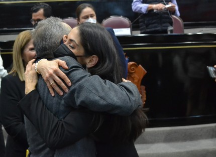 Con un ambiente completamente familiar y de camaradería culminó  la comparecencia de la Fiscal del Estado Verónica Hernández Giadans que duró más de 6 horas, al final diputados, familiares, y alcaldes de varios municipios se tomaron la foto del recuerdo. Información e imagen 