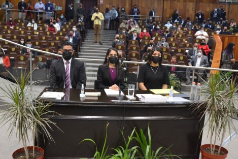 La Fiscalía General del Estado de Veracruz (FGE) tiene clara su misión y responsabilidad: garantizar el estado de derecho mediante la investigación y persecución de los delitos del orden común, observando la estricta aplicación de la ley y de los principios de autonomía, eficiencia, imparcialidad, legalidad, objetividad, profesionalismo, responsabilidad y absoluto respeto de los derechos humanos, aseveró su titular, Verónica Hernández Giadáns, en su comparecencia ante el Congreso del Estado.