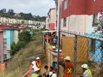 Un hombre resultó lesionado por un alud de tierra, durante los trabajos de construcción de un muro de contención en la unidad  habitacional Xalapa 2000.  Fue rescatado por cuerpos de auxilio y trasladado a un hospital para su atención médica.  