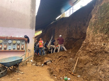 Un hombre resultó lesionado por un alud de tierra, durante los trabajos de construcción de un muro de contención en la unidad  habitacional Xalapa 2000.  Fue rescatado por cuerpos de auxilio y trasladado a un hospital para su atención médica.  