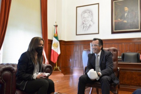 El Gobernador Cuitláhuac García recibió a la boxeadora Jackie Nava campeona del CMB y ganadora del cinturón Diamante Rosa del Consejo Mundial de Boxeo, quien también fuera su compañera en la LXIII Legislatura.