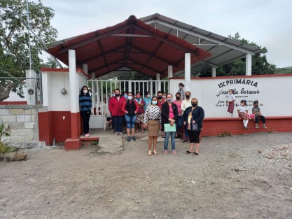 Por la falta de maestros, padres de familia tomaron la escuela primaria federal José María Caracas, de la localidad Rincón de Barrabás, municipio de Camarón de Tejeda, Ver.. Los grupos de  5° y 6° no cuentan con profesor ni director, desde hace año y medio.