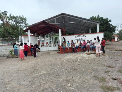 Como medida de presión, los padres cerraron la escuela y advierten no la abrirán hasta que la Secretaría de Educación de Pública (SEP) designe a los profesores de ambos salones, pues sus hijos no han aprendido nada.