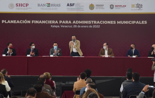 El gobernador Cuitláhuac García Jiménez presidió la Mesa de Planeación Financiera para Administraciones Municipales, a la cual acudieron alcaldes de todo el Estado. 