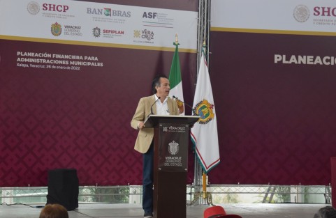 <em>En la colaboración institucional no hay colores partidistas, atenderemos a todos de la misma manera; es para borrar el pasado donde existían preferencias. Lo hemos dejado claro al hacer obras y en materia de seguridad en todos los municipios</em>, reiteró el gobernador Cuitláhuac García Jiménez al inaugurar la capacitación Planeación Financiera para Administraciones Municipales.