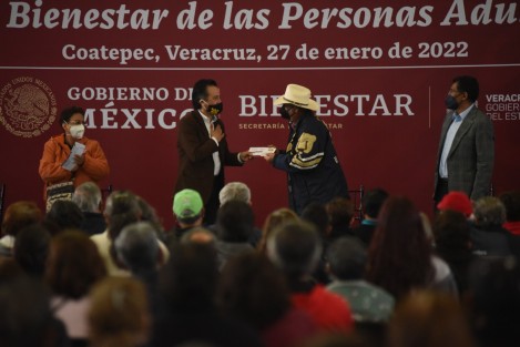  El gobernador Cuitláhuac García Jiménez encabezó el evento de entrega de tarjetas de la pensión para el Bienestar a adultos mayores; hizo un reclamo a los medios de comunicación por no dar a conocer este tipo de eventos; presente el Delegado federal Manuel Huerta.

