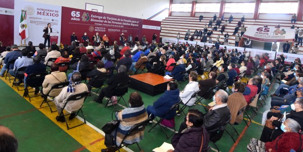  El gobernador Cuitláhuac García Jiménez encabezó el evento de entrega de tarjetas de la pensión para el Bienestar a adultos mayores; hizo un reclamo a los medios de comunicación por no dar a conocer este tipo de eventos; presente el Delegado federal Manuel Huerta.

