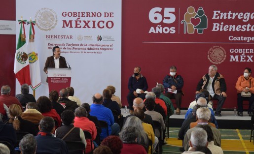  El gobernador Cuitláhuac García Jiménez encabezó el evento de entrega de tarjetas de la pensión para el Bienestar a adultos mayores; hizo un reclamo a los medios de comunicación por no dar a conocer este tipo de eventos; presente el Delegado federal Manuel Huerta.