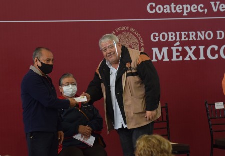 Manuel Huerta pidió a los beneficiarios no pasar inmediatamente al banco, ya que será hasta en próximos días, cuando se les deposite el apoyo.