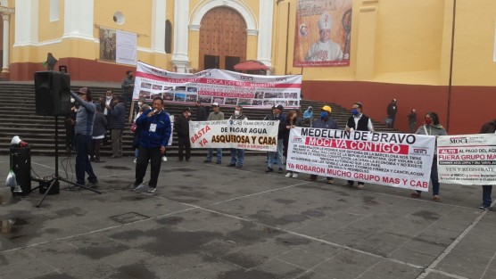 Los integrantes del Movimiento Ciudadano Independiente (Moci) protestaron para exigir que se cancelen los permisos a las operadoras de agua en la zona conurbada de Veracruz-Boca del Río-Medellín. 