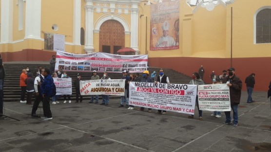 Los integrantes del Movimiento Ciudadano Independiente (Moci) protestaron para exigir que se cancelen los permisos a las operadoras de agua en la zona conurbada de Veracruz-Boca del Río-Medellín.