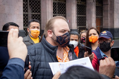 El dirigente de Movimiento Ciudadano, Sergio Gil, llevó a Palacio de Gobierno una iniciativa para para derogar el delito de ultrajes a la autoridad, para que la firme y la entregue al Congreso del Estado. 