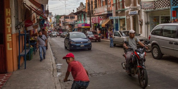 Autoridades de Tlapacoyan buscarán crear conciencia entre automovilistas sobre los beneficios del Uno por Uno, pues desde que se implementó no es respetado, con lo que no está cumpliendo con su propósito de agilizar el tráfico con respeto a los peatones. 