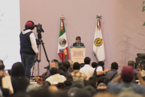 Puesto que los Foros sobre la Reforma Eléctrica están siendo organizados por la Cámara de Diputados, correspondió a la diputada federal del Distrito VIII Xalapa, Claudia Tello Espinosa, hacer la presentación. 