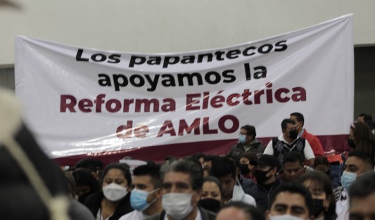 Mantas de los distintos municipios abundaron para apoyar la Reforma Energética.