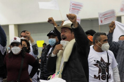 Maestros con Morena, irrumpían con aplausos y porras a la secretaria de Energía y al Gobernador del Estado, cada que el discurso daba oportunidad. 