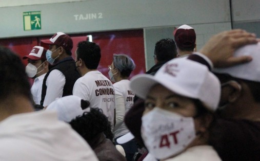 Maestros con Morena, irrumpían con aplausos y porras a la secretaria de Energía y al Gobernador del Estado, cada que el discurso daba oportunidad. 