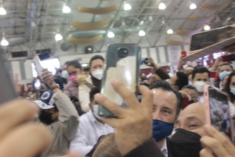 Los asistentes buscando la foto, y si se podía la selfie, mejor. 