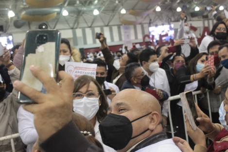 Los asistentes buscando la foto, y si se podía la selfie, mejor. 