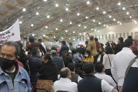 Los asistentes buscando la foto, y si se podía la selfie, mejor. 
