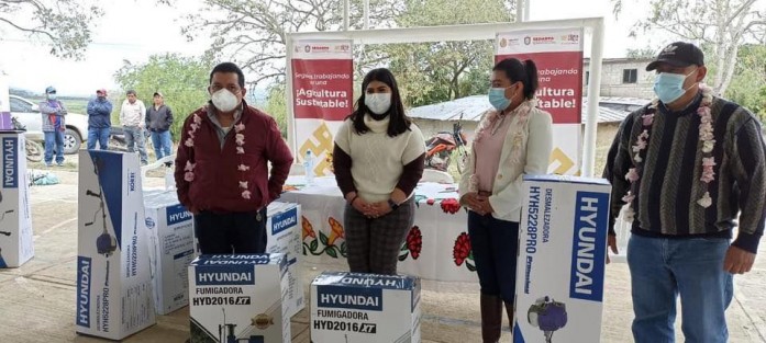 SEDARPA, a través del programa Fomento a la Producción Agrícola para la Suficiencia Agroalimentaria, brinda apoyos a productores de todas las regiones, como en el municipio de Chicontepec donde se entregaron unidades productivas agropecuarias.